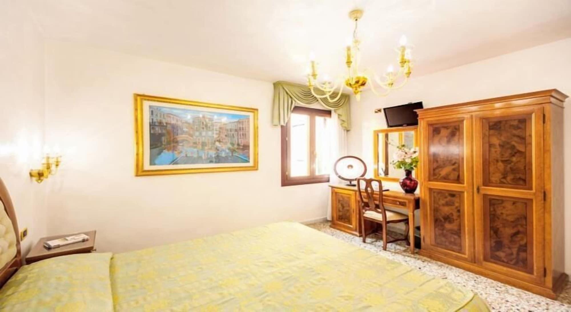 Antica Casa Carettoni Hotel Venice Exterior photo