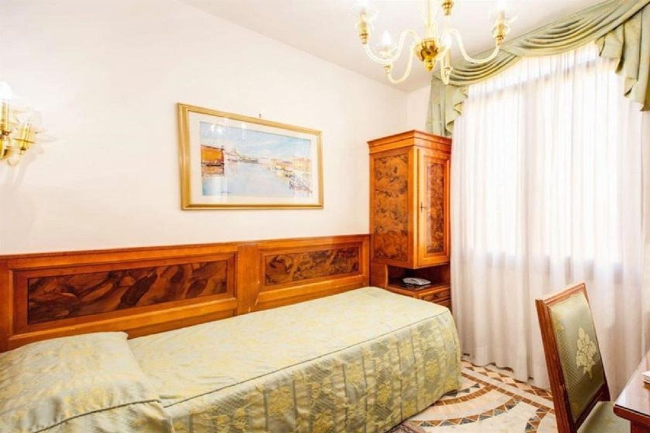 Antica Casa Carettoni Hotel Venice Exterior photo